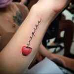 Фото пример рисунка татуировки с яблоком 03.03.2021 №018 - apple tattoo - tatufoto.com