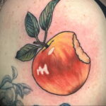 Фото пример рисунка татуировки с яблоком 03.03.2021 №022 - apple tattoo - tatufoto.com