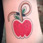 Фото пример рисунка татуировки с яблоком 03.03.2021 №030 - apple tattoo - tatufoto.com