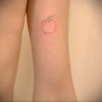 Фото пример рисунка татуировки с яблоком 03.03.2021 №034 - apple tattoo - tatufoto.com