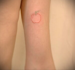 Фото пример рисунка татуировки с яблоком 03.03.2021 №034 - apple tattoo - tatufoto.com