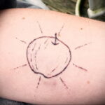Фото пример рисунка татуировки с яблоком 03.03.2021 №035 - apple tattoo - tatufoto.com
