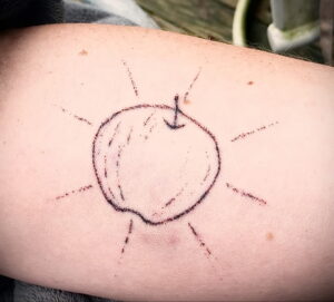 Фото пример рисунка татуировки с яблоком 03.03.2021 №035 - apple tattoo - tatufoto.com