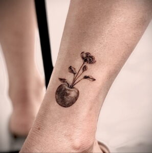 Фото пример рисунка татуировки с яблоком 03.03.2021 №039 - apple tattoo - tatufoto.com