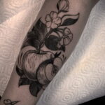 Фото пример рисунка татуировки с яблоком 03.03.2021 №042 - apple tattoo - tatufoto.com