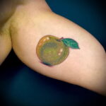 Фото пример рисунка татуировки с яблоком 03.03.2021 №043 - apple tattoo - tatufoto.com