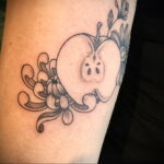Фото пример рисунка татуировки с яблоком 03.03.2021 №046 - apple tattoo - tatufoto.com
