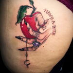 Фото пример рисунка татуировки с яблоком 03.03.2021 №049 - apple tattoo - tatufoto.com