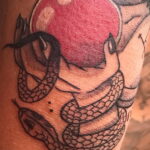 Фото пример рисунка татуировки с яблоком 03.03.2021 №056 - apple tattoo - tatufoto.com