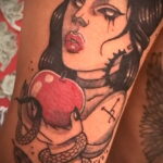 Фото пример рисунка татуировки с яблоком 03.03.2021 №057 - apple tattoo - tatufoto.com