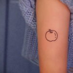 Фото пример рисунка татуировки с яблоком 03.03.2021 №063 - apple tattoo - tatufoto.com