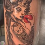 Фото пример рисунка татуировки с яблоком 03.03.2021 №072 - apple tattoo - tatufoto.com