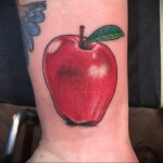 Фото пример рисунка татуировки с яблоком 03.03.2021 №076 - apple tattoo - tatufoto.com
