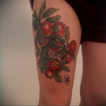 Фото пример рисунка татуировки с яблоком 03.03.2021 №077 - apple tattoo - tatufoto.com