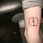 Фото пример рисунка татуировки с яблоком 03.03.2021 №080 - apple tattoo - tatufoto.com