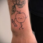 Фото пример рисунка татуировки с яблоком 03.03.2021 №082 - apple tattoo - tatufoto.com