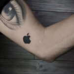 Фото пример рисунка татуировки с яблоком 03.03.2021 №086 - apple tattoo - tatufoto.com