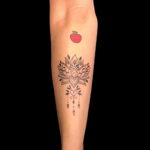Фото пример рисунка татуировки с яблоком 03.03.2021 №089 - apple tattoo - tatufoto.com