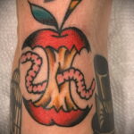 Фото пример рисунка татуировки с яблоком 03.03.2021 №090 - apple tattoo - tatufoto.com