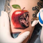 Фото пример рисунка татуировки с яблоком 03.03.2021 №094 - apple tattoo - tatufoto.com