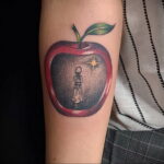 Фото пример рисунка татуировки с яблоком 03.03.2021 №095 - apple tattoo - tatufoto.com