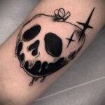 Фото пример рисунка татуировки с яблоком 03.03.2021 №099 - apple tattoo - tatufoto.com