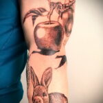 Фото пример рисунка татуировки с яблоком 03.03.2021 №107 - apple tattoo - tatufoto.com