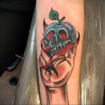 Фото пример рисунка татуировки с яблоком 03.03.2021 №120 - apple tattoo - tatufoto.com