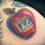Фото пример рисунка татуировки с яблоком 03.03.2021 №121 - apple tattoo - tatufoto.com