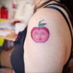 Фото пример рисунка татуировки с яблоком 03.03.2021 №122 - apple tattoo - tatufoto.com