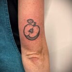 Фото пример рисунка татуировки с яблоком 03.03.2021 №128 - apple tattoo - tatufoto.com