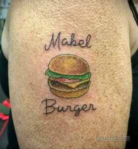 Фото татуировки с изображением бургера и надписью 'Mabel Burger'. Простой и лаконичный рисунок в минималистичном стиле.