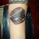 Фото рисунка татуировки с гамбургером 26.03.2021 №175 - burger tattoo - tatufoto.com