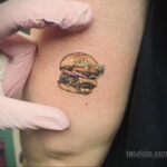 Фото рисунка татуировки с гамбургером 26.03.2021 №278 - burger tattoo - tatufoto.com