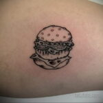 Фото рисунка татуировки с гамбургером 26.03.2021 №289 - burger tattoo - tatufoto.com