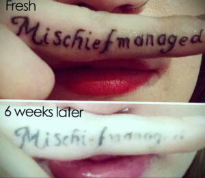 Фото татуировки надписи "Mischief managed" под губой, показывающее разницу между свежей татуировкой и татуировкой через 6 недель.