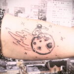 Фото татуировки с кометой (астероидом) 27.03.2021 №002 - comet tattoo - tatufoto.com