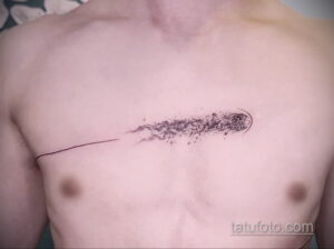Фото тату: минималистичная татуировка падающей звезды, выполненная тонкими линиями и точками, на груди мужчины. Изящный рисунок татуировки.