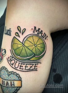Фото татуировки с изображением лайма и надписей "MAIN" и "SQUEEZE". Яркий, сочный дизайн, стиль олдскул.