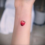 Фото татуировки с яблоком 03.03.2021 №001 - apple tattoo - tatufoto.com
