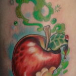 Фото татуировки с яблоком 03.03.2021 №010 - apple tattoo - tatufoto.com