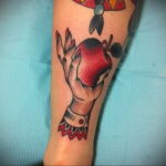 Фото татуировки с яблоком 03.03.2021 №011 - apple tattoo - tatufoto.com