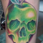 Фото татуировки с яблоком 03.03.2021 №013 - apple tattoo - tatufoto.com