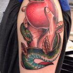 Фото татуировки с яблоком 03.03.2021 №027 - apple tattoo - tatufoto.com