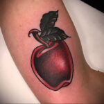 Фото татуировки с яблоком 03.03.2021 №090 - apple tattoo - tatufoto.com