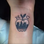Фото татуировки с яблоком 03.03.2021 №127 - apple tattoo - tatufoto.com