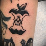 Фото татуировки с яблоком 03.03.2021 №136 - apple tattoo - tatufoto.com