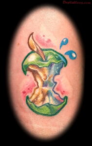 Фото тату: яркая татуировка на коже с изображением надкусанного яблока, выполненного в радужных цветах. Брызги краски добавляют динамики.