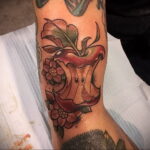 Фото татуировки с яблоком 03.03.2021 №217 - apple tattoo - tatufoto.com