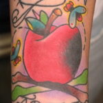 Фото татуировки с яблоком 03.03.2021 №242 - apple tattoo - tatufoto.com